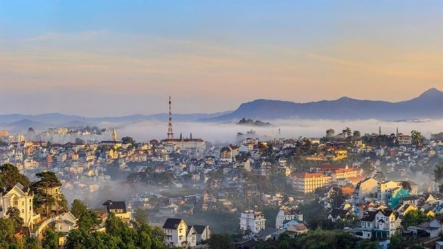 Vue aérienne de Dà Lat, dans la province de Lam Dong, sur les Hauts Plateaux du Centre. Photo : Internet. Vue aérienne de Dà Lat, dans la province de Lam Dong, sur les Hauts Plateaux du Centre. Photo : Internet.