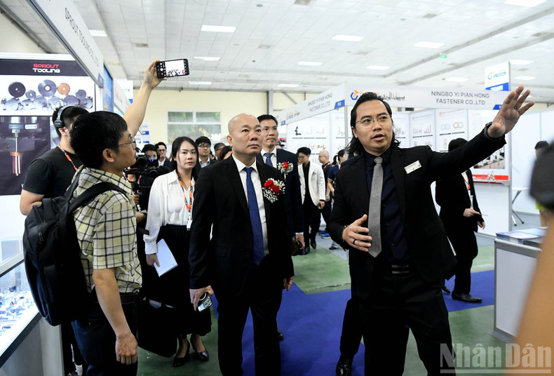 Les expositions SIE 2025 et VME 2025 visent à resserrer les relations commerciales entre les entreprises vietnamiennes et japonaises spécialisées dans les industries auxiliaires. Photo : NDEL. Les expositions SIE 2025 et VME 2025 visent à resserrer les relations commerciales entre les entreprises vietnamiennes et japonaises spécialisées dans les industries auxiliaires. Photo : NDEL.