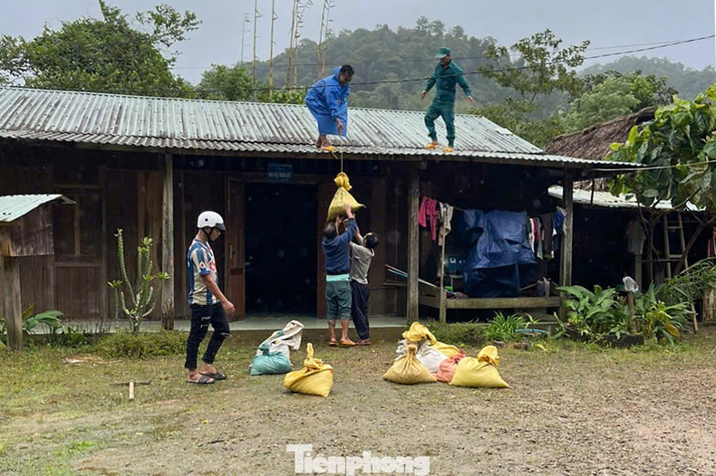 Des jeunes aident les habitants à renforcer leurs maisons. Photo : tienphong.vn