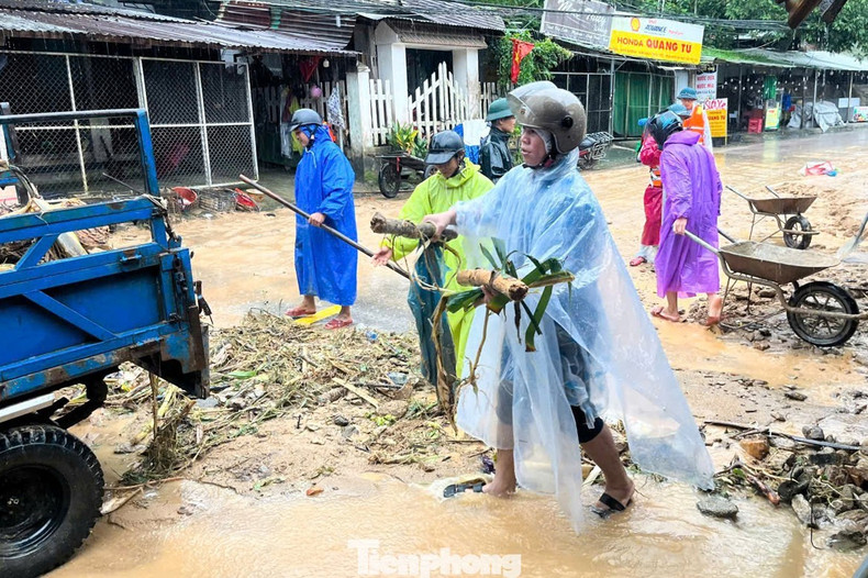 Aux côtés des autorités locales et des forces de l&apos;ordre, les jeunes de la commune de Tra Tan se mobilisent pour aider les habitants à surmonter les conséquences des fortes pluies et des glissements de terrain. Photo : tienphong.vn