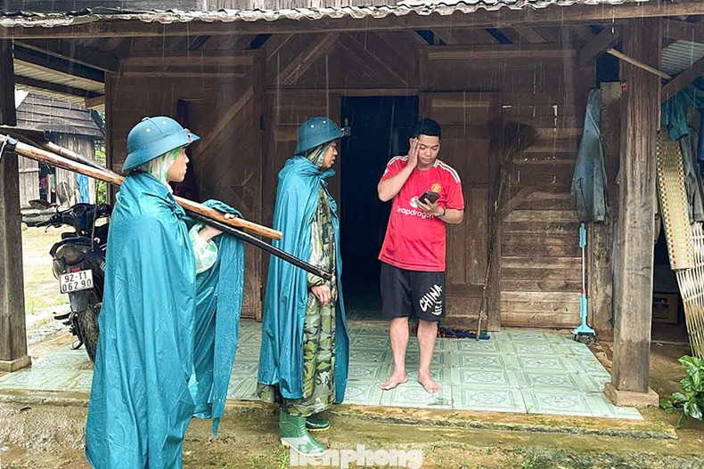 En coordination avec les jeunes, les autorités locales ont procédé à l&apos;évacuation et au déplacement des foyers vivant dans des zones menacées par les glissements de terrain et les crues soudaines vers des lieux sûrs. Photo : tienphong.vn