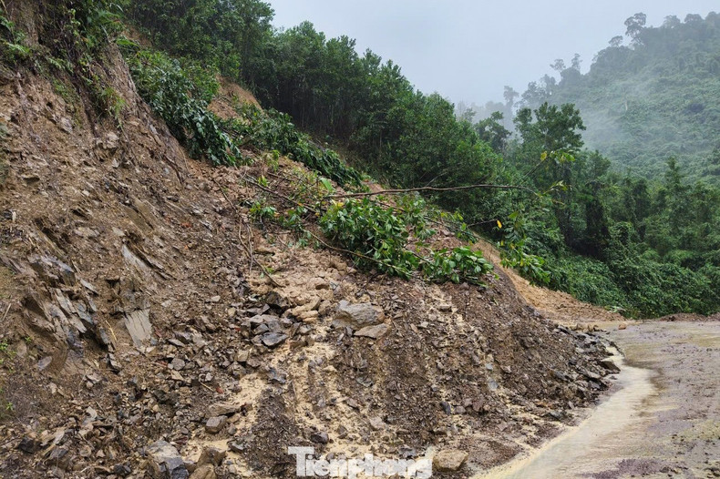 De nombreuses routes de montagne dans la ville de Da Nang sont endommagées par des glissements de terrain, affectant les déplacements. Photo : tienphong.vn