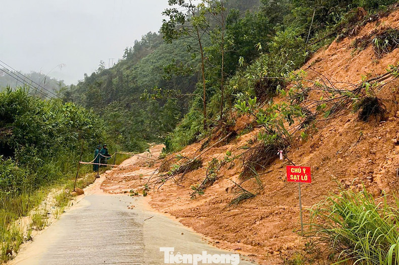 Les autorités locales ont installé des panneaux d&apos;avertissement dans la zone du glissement de terrain. Photo : tienphong.vn