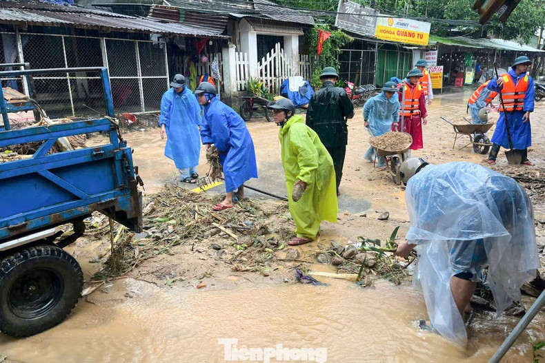 Les crues et inondations perturbent la vie des habitants. Photo : tienphong.vn