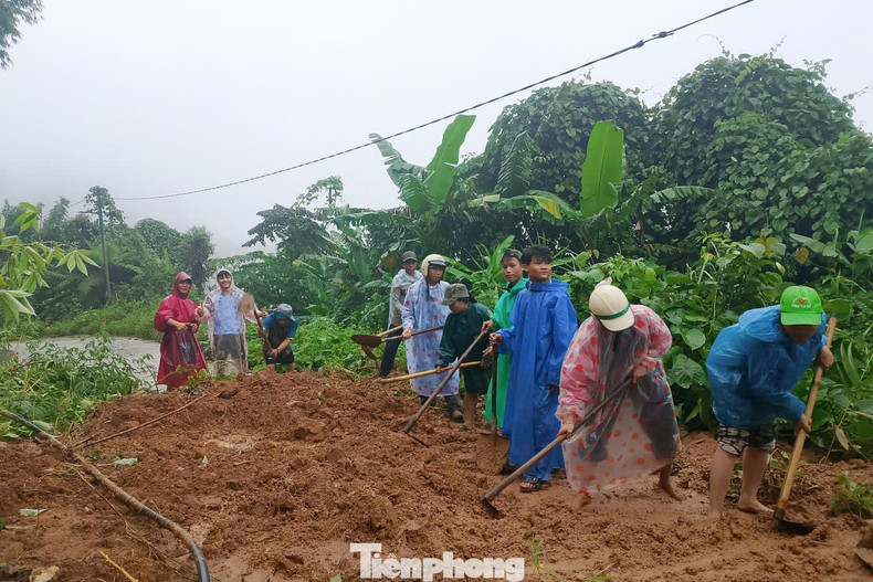 Selon Le Cong Hung, secrétaire de l&apos;antenne de l&apos;Union de la jeunesse communiste Hô Chi Minh de la ville de Da Nang, de nombreuses équipes de jeunes bénévoles se sont mobilisées avec des tâches spécifiques telles que : coopérer étroitement avec les autorités locales pour préparer et fournir en temps utile les produits de première nécessité comme les vivres, les denrées alimentaires ou les gilets de sauvetage, installer des panneaux d&apos;avertissement de danger dans les zones profondément inondées, évacuer les habitants des zones dangereuses vers des lieux sûrs, assurer la sécurité des personnes et des biens pendant la saison des inondations, soutenir le nettoyage des zones de glissements de terrain, etc. Photo : tienphong.vn