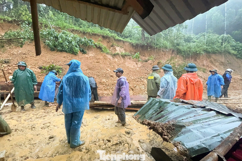 De fortes pluies ont provoqué des crues et des glissements de terrain sur les pentes montagneuses de la ville de Da Nang. Photo : tienphong.vn
