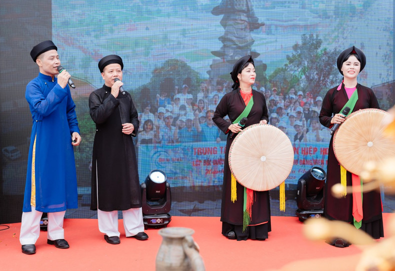 Dans l'espace du spectacle, les activités sont organisées tout au long de la journée, du matin jusqu’au soir, combinant sport, divertissement, culture, art et promotion commerciale. Elles offrent aux visiteurs une expérience riche et diversifiée. Photo : vnexpress.net