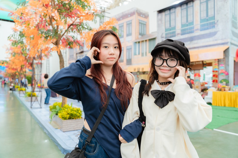 L'espace « Route de l'automne de Hanoï » séduit de nombreux jeunes visiteurs, venus photographier et immortaliser leur passage dans une ambiance typiquement hanoïenne avec les rangées d'arbres aux feuilles jaunes. Photo : vnexpress.net