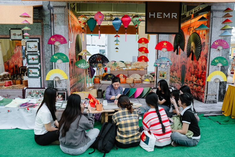 Les habitants et les touristes peuvent participer à une multitude d’activités variées, allant des spectacles de cirque et de démonstrations d’arts martiaux à la fabrication d’objets artisanaux ou encore aux expériences immersives en réalité virtuelle. Photo : vnexpress.net