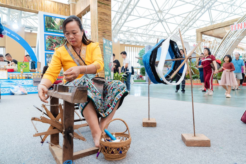 L'un des lieux les plus visités est la zone « Quintessence de l'automne de Hanoï », où une trentaine d’artisans présentent leurs métiers traditionnels : bois, poterie, rotin, bambou, broderie et sculpture… Une vitrine vivante du savoir-faire et de la créativité des Hanoïens. Photo : vnexpress.net