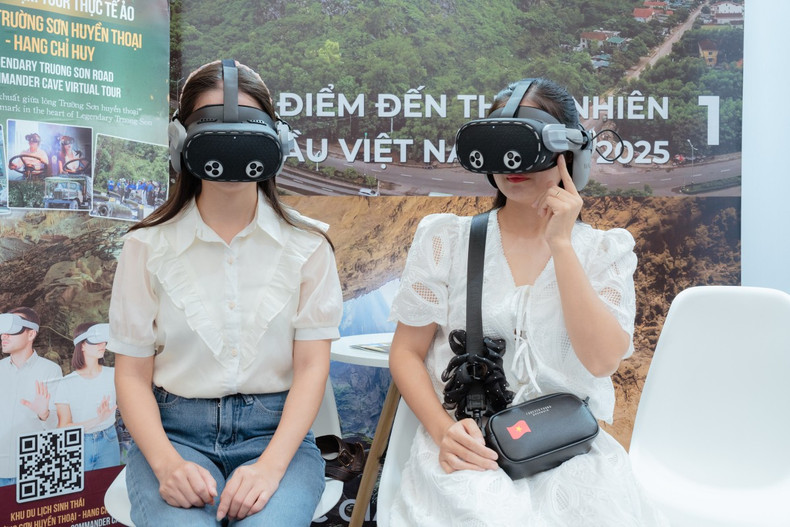 Des « voyages virtuels » en réalité augmentée (AR) constituent l’un des points forts et des nouveautés de la foire. Photo : vnexpress.net