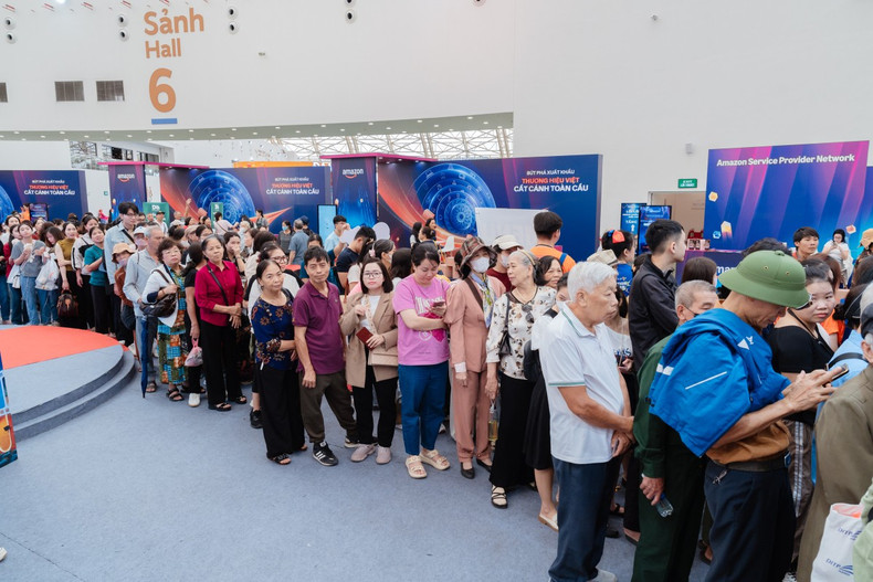 Parmi les activités attirant le plus grand nombre de visiteurs figure la projection gratuite de deux films vietnamiens à succès, « Pluie rouge » (Mưa đỏ) et « Combat mortel dans le ciel » (Tử chiến trên không), pour lesquels de longues files d’attente sont formées afin d’obtenir des billets. Photo : vnexpress.net