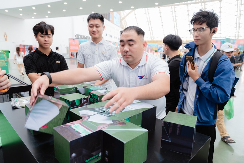 Outre les activités ludiques, les visiteurs peuvent participer à des jeux interactifs pour remporter des cadeaux spéciaux offerts par les exposants. Photo : vnexpress.net