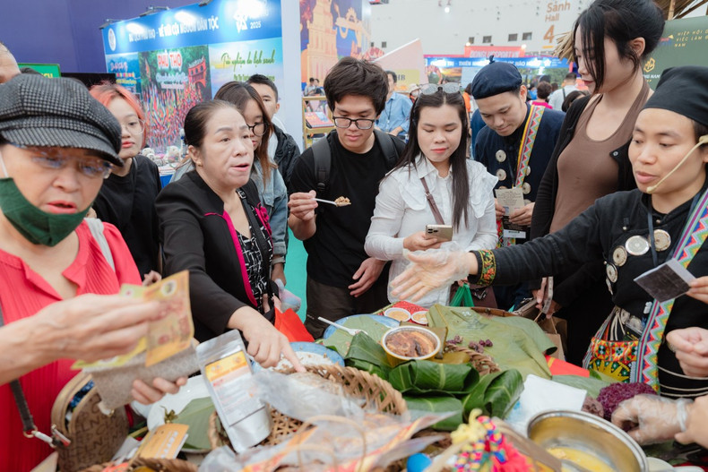 L'espace gastronomique est un pôle d’attraction majeur. Les visiteurs ont non seulement l'occasion de déguster des spécialités typiques de différentes régions du Vietnam, mais également de découvrir la richesse culturelle et les traditions locales associées à ces plats. Photo : vnexpress.net