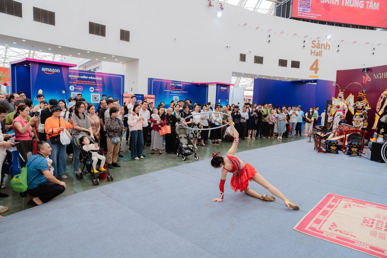 Outre les achats dans les différents stands, le public a l'occasion de profiter de nombreuses animations culturelles et artistiques : arts martiaux, cirque, magie, concerts et spectacles de danse. Photo : vnexpress.net