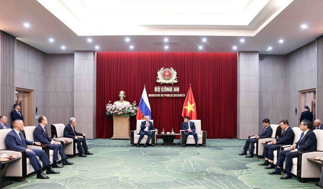 La rencontre entre le général Luong Tam Quang (droite) et Nikolaï Patrouchev, conseiller du président russe Vladimir Poutine et président du Conseil maritime de Russie. Photo : VNA. La rencontre entre le général Luong Tam Quang (droite) et Nikolaï Patrouchev, conseiller du président russe Vladimir Poutine et président du Conseil maritime de Russie. Photo : VNA.