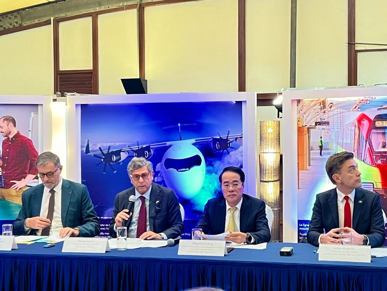 L’ambassadeur du Brésil au Vietnam, Marco Farani (au micro), prend la parole lors de la conférence de presse. Photo : NDEL