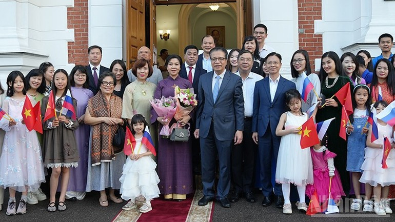 Mme Ngo Phuong Ly rencontre le personnel de l'ambassade du Vietnam et des représentants de la communauté vietnamienne en Russie. Photo : Ambassade du Vietnam en Russie Mme Ngo Phuong Ly rencontre le personnel de l'ambassade du Vietnam et des représentants de la communauté vietnamienne en Russie. Photo : Ambassade du Vietnam en Russie