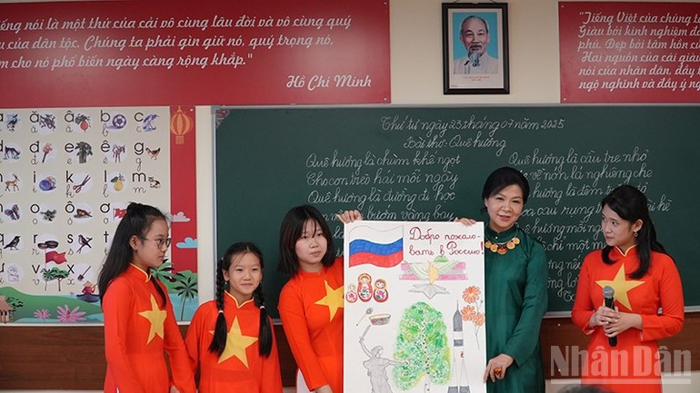 Selon Mme Ngo Phuong Ly, la langue n’est pas seulement un moyen de communication, mais également un lien culturel sacré qui rattache l’individu à ses racines. Photo : NDEL Selon Mme Ngo Phuong Ly, la langue n’est pas seulement un moyen de communication, mais également un lien culturel sacré qui rattache l’individu à ses racines. Photo : NDEL