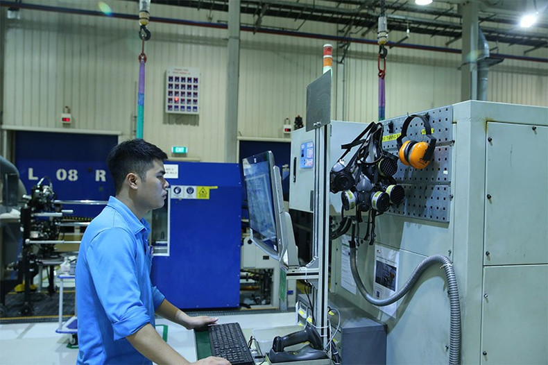 Dans une usine de la société suédoise ABB à Bac Ninh (au nord du Vietnam). Photo : baodautu abb.jpg