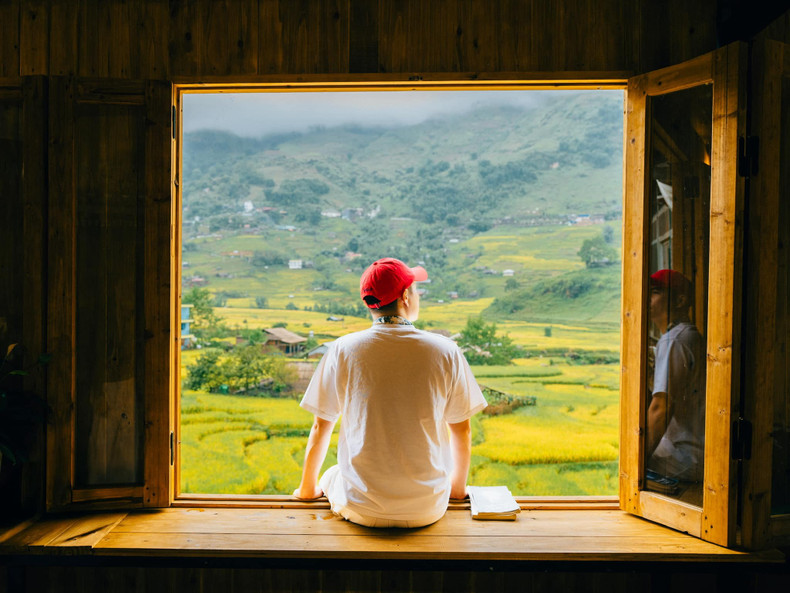 Ceux qui recherchent l’intimité peuvent séjourner dans des homestays nichés au cœur des rizières, où il suffit d’ouvrir la fenêtre pour respirer le parfum enivrant du riz mûr. Photo : Pham Trong Nghia/laodong.vn