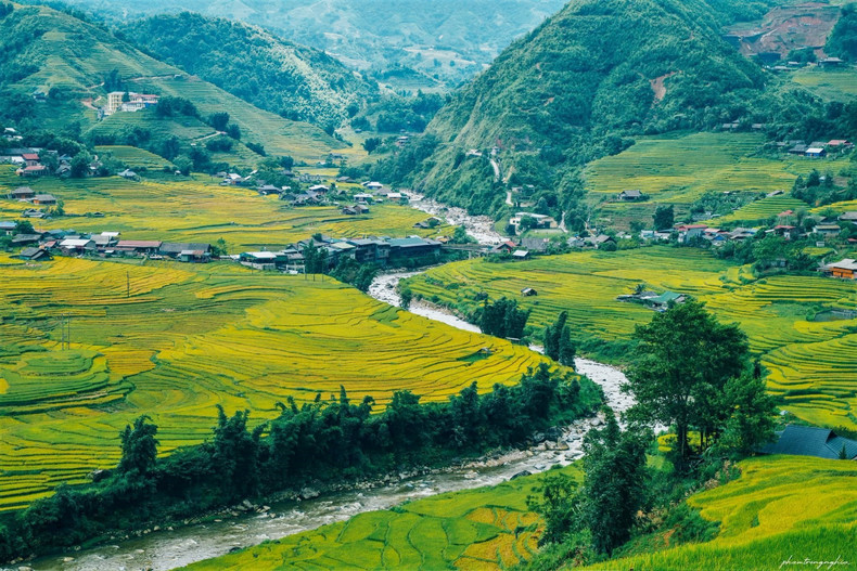 Les villages de Ta Van et Ta Phin, quant à eux, offrent une beauté paisible et simple, où les rizières se mêlent aux maisons en bois et aux fumées du crépuscule. Photo : Pham Trong Nghia/laodong.vn