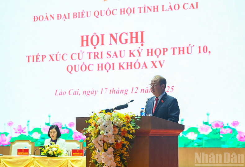 Le chef adjoint de la délégation parlementaire de la province de Lao Cai, Sung A Lenh, présente son rapport sur les résultats de la 10e session de la XVe de l'Assemblée nationale. Photo : Duy Linh/NDEL