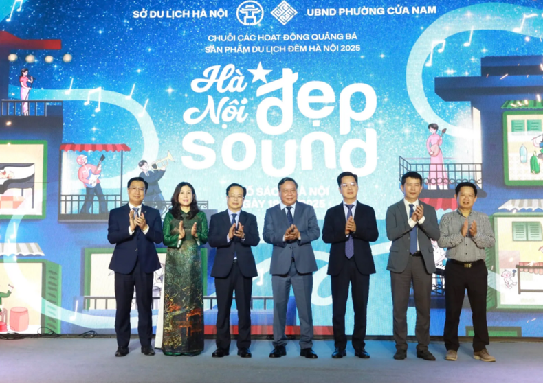 Lancement de la série d’activités de promotion du tourisme nocturne "Hà Nội Đẹp Sound" à la rue des Livres de Hanoï.