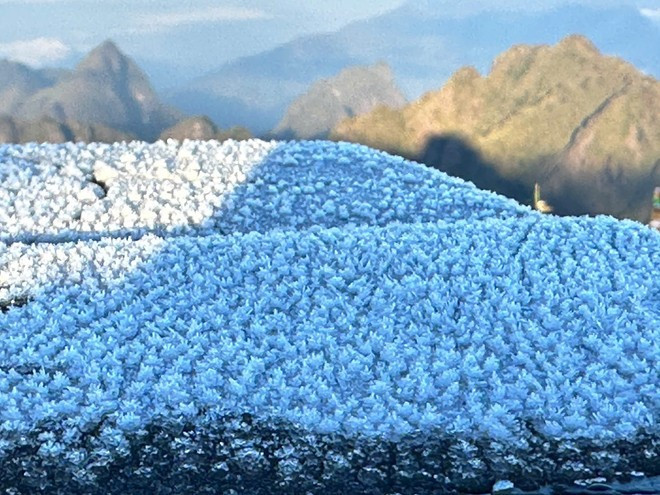 Une pellicule blanche et poreuse, d’environ 0,5 cm d’épaisseur, se dépose sur les terrasses, les balustrades et les structures sommitales, transformant le site en un véritable décor de cristal. Photo: VNA