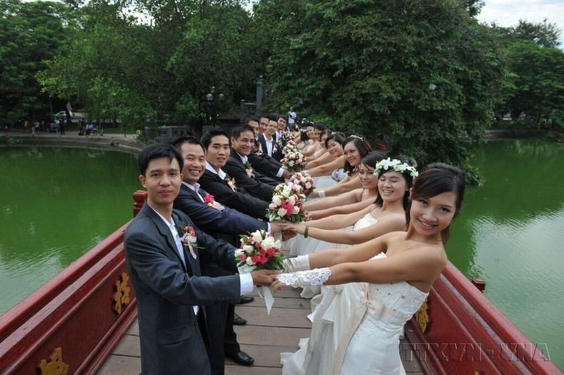 Une cérémonie de mariage collective au lac Hoan Kiem (Hanoï). Photo : VNA