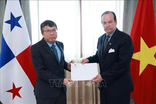 L'ambassadeur du Vietnam au Mexique et au Panama, Nguyên Van Hai (gauche) remet une copie de ses lettres de créance au ministre panaméen des Affaires étrangères, Javier Martínez-Acha Vásquez. Photo: VNA L'ambassadeur du Vietnam au Mexique et au Panama, Nguyên Van Hai (gauche) remet une copie de ses lettres de créance au ministre panaméen des Affaires étrangères, Javier Martínez-Acha Vásquez. Photo: VNA