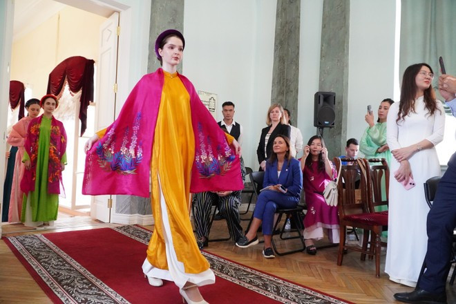 Lors de cet événement, des femmes russes présentent l'ao dai, la tunique traditionnelle des femmes vietnamiennes. Photo : VNA. Lors de cet événement, des femmes russes présentent l'ao dai, la tunique traditionnelle des femmes vietnamiennes. Photo : VNA.