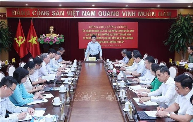 À Quang Ninh, le président Luong Cuong travaille avec la Permanence du Comité provincial du Parti, le 29 juillet. Photo : VNA, À Quang Ninh, le président Luong Cuong travaille avec la Permanence du Comité provincial du Parti, le 29 juillet. Photo : VNA,