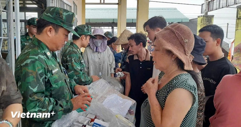 Dans la commune de Hoa Xuan, le poste de garde-frontière de Vung Ro s’est coordonné avec les autorités locales pour distribuer des médicaments, des biens essentiels et offrir des consultations médicales gratuites à plus de 150 habitants. Photo : VNA