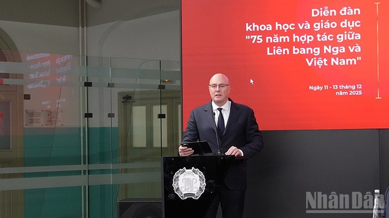 Le vice-Premier ministre russe Dmitry Chernyshenko prend la parole lors du forum. Photo : NDEL