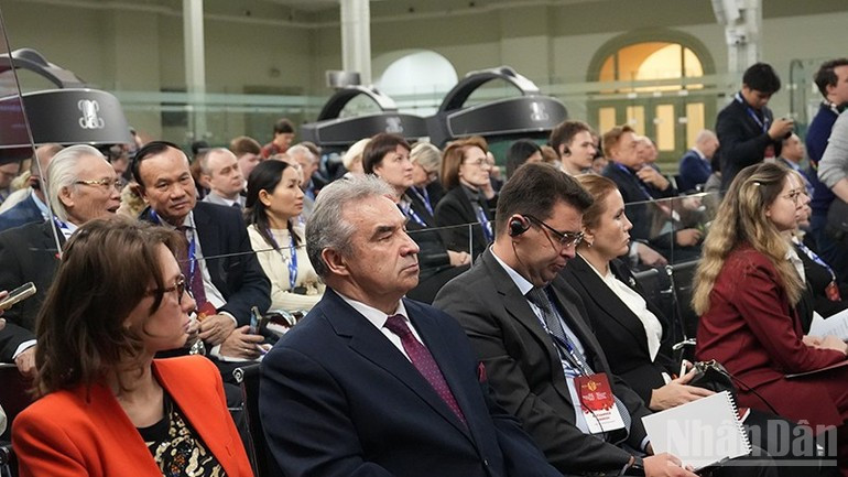 Le forum attire l&apos;attention des représentants éminents des communautés académiques du Vietnam et de la Russie. Photo : NDEL