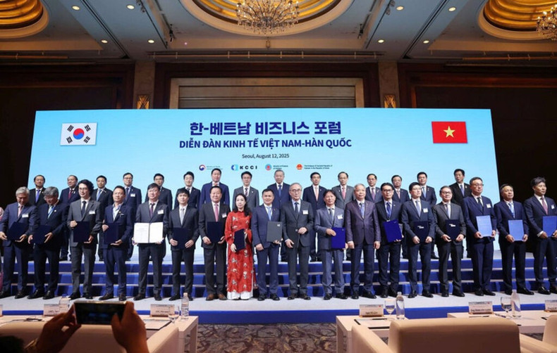 Lors de la cérémonie de remise du protocole d'accord entre le groupe technologique vietnamien CMC et Samsung C&T, le 12 août à Séoul, dans le cadre du Forum économique Vietnam - République de Corée. Photo : VNA. Lors de la cérémonie de remise du protocole d'accord entre le groupe technologique vietnamien CMC et Samsung C&T, le 12 août à Séoul, dans le cadre du Forum économique Vietnam - République de Corée. Photo : VNA.