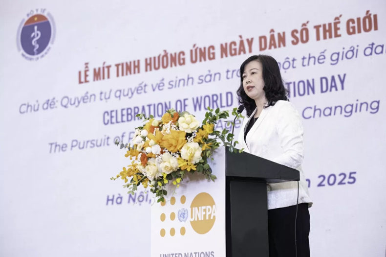 La ministre vietnamienne de la Santé, Dao Hong Lan, a affirmé que le Parti et l’État vietnamien accordaient une attention particulière aux enjeux démographiques, la population étant considérée comme un facteur clé dans l’œuvre d’édification et de défense nationale. Photo : UNFPA. lan.png