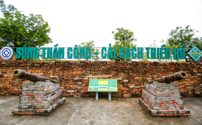 Outre ses portes, on trouve aujourd’hui dans la citadelle d’anciennes briques servant à élever le niveau des remparts en pierre, des billes en pierre et des patins servant au transport de blocs de pierre, mais aussi une diversité d’armes : des boulets de canon, des chausses-trapes, des flèches, sans compter un grand nombre d’objets en terre cuite typiques de la culture Tran - Hô. Photo : Ngo Nhung/thanhnien.vn