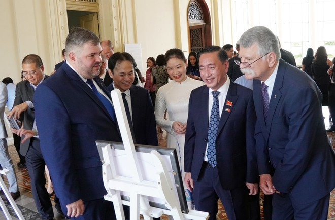Le président de l'Assemblée nationale (AN) de Hongrie, Kövér László et les délégués lors de l'exposition de photos. Photo : VNA. Le président de l'Assemblée nationale (AN) de Hongrie, Kövér László et les délégués lors de l'exposition de photos. Photo : VNA.