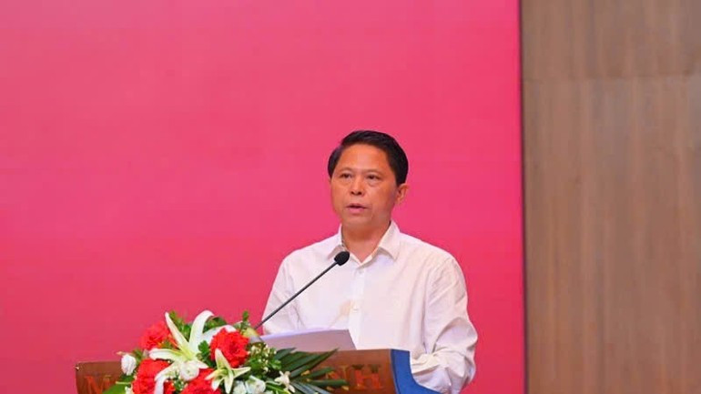 Nguyen Tien Long, vice-président de l’Association des jeunes entrepreneurs du Vietnam, qui est également vice-président du comité d’organisation du VPSF 2025, a appelé la communauté des entreprises privées à « oser penser grand, oser faire des choses difficiles et oser prendre ses responsabilités jusqu'au bout » afin de transformer le potentiel en moteur de développement durable. Photo : NDEL Nguyen Tien Long, vice-président de l’Association des jeunes entrepreneurs du Vietnam, qui est également vice-président du comité d’organisation du VPSF 2025, a appelé la communauté des entreprises privées à « oser penser grand, oser faire des choses difficiles et oser prendre ses responsabilités jusqu'au bout » afin de transformer le potentiel en moteur de développement durable. Photo : NDEL