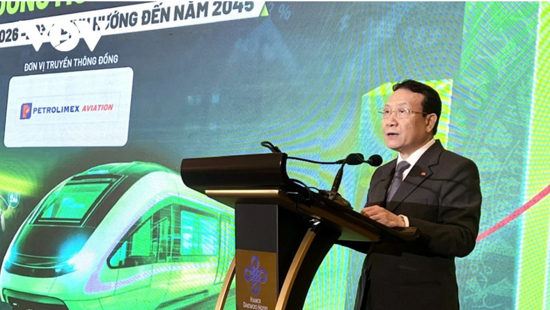 Selon Nguyen Hong Son, vice-président de la Commission centrale des politiques et des stratégies du Parti, le Vietnam a identifié la science, l’innovation et la transformation numérique comme leviers essentiels pour changer de modèle de croissance. Photo : VOV son.jpg