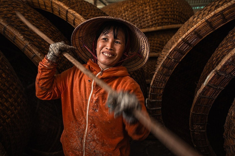 Les bateaux ronds en bambou de Phu My sont fabriqués avec soin par des artisans expérimentés. Photo : VNA.