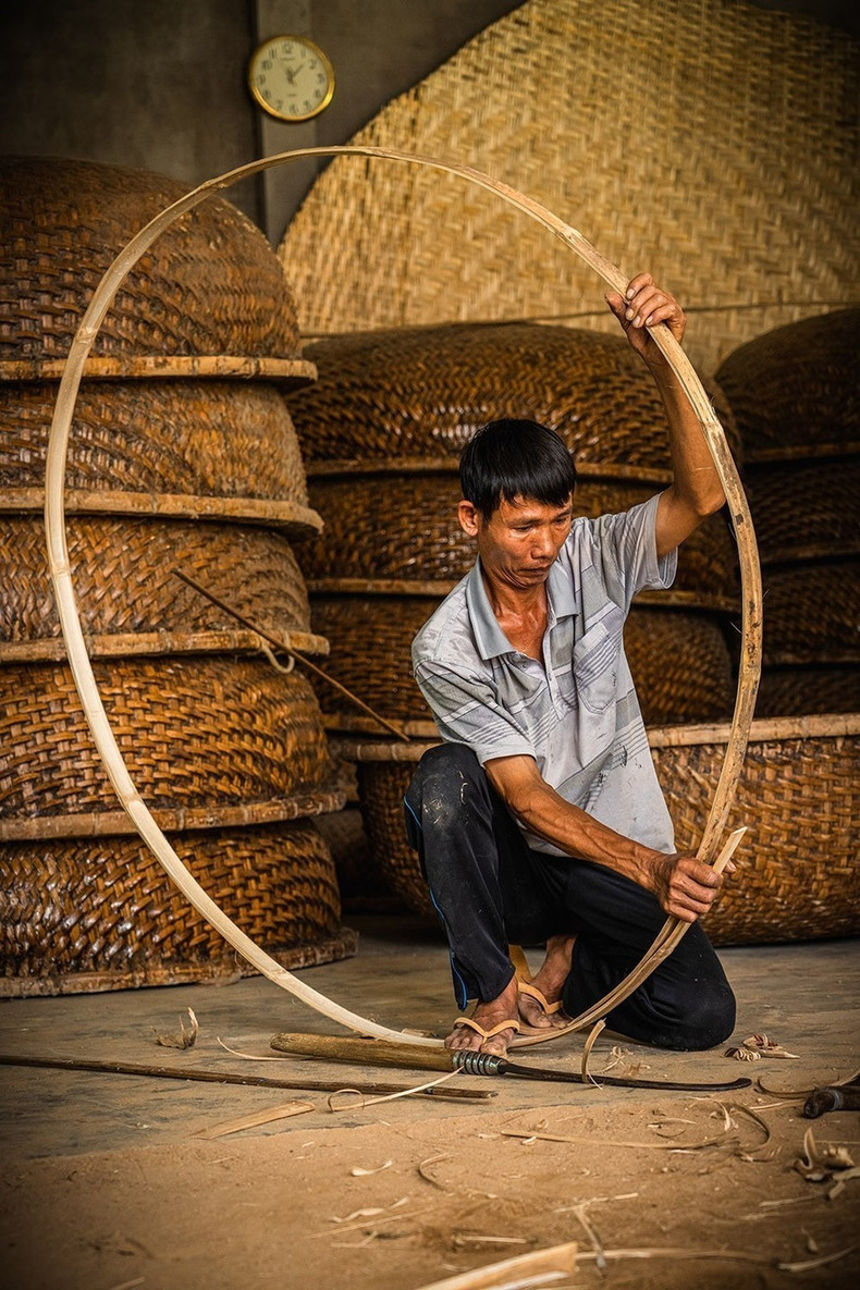 Chaque étape de fabrication est réalisée à la main, avec soin et précision. Photo : VNA.