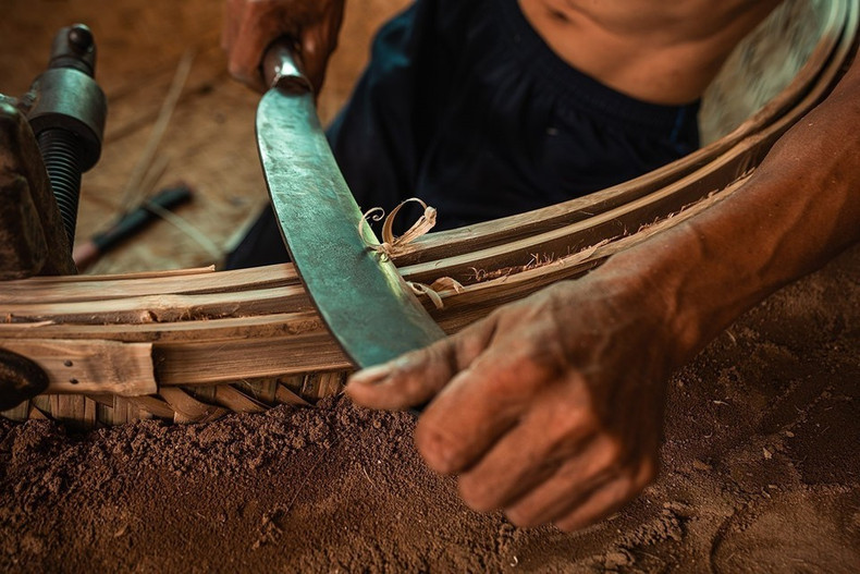 Chaque étape est effectuée avec patience et dextérité. Photo : VNA.
