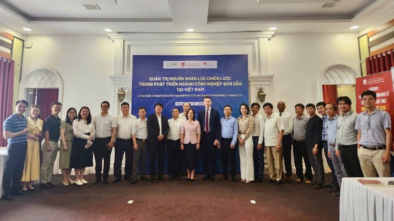 Lors de l'atelier international sur le thème « La gestion stratégique des ressources humaines pour le développement de l'industrie des semi-conducteurs au Vietnam ». Photo : NDEL. ht.jpg