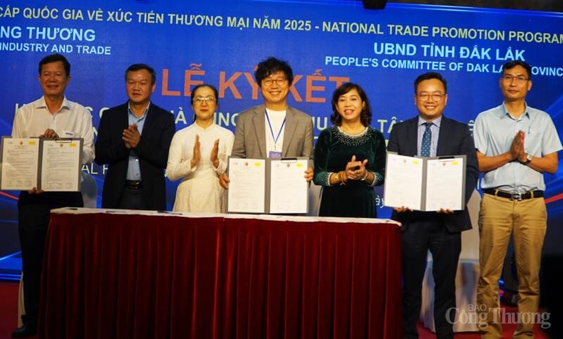 Signature des mémorandums d’accord entre les entreprises du Tây Nguyên et leurs partenaires étrangers. Photo: congthuong.vn