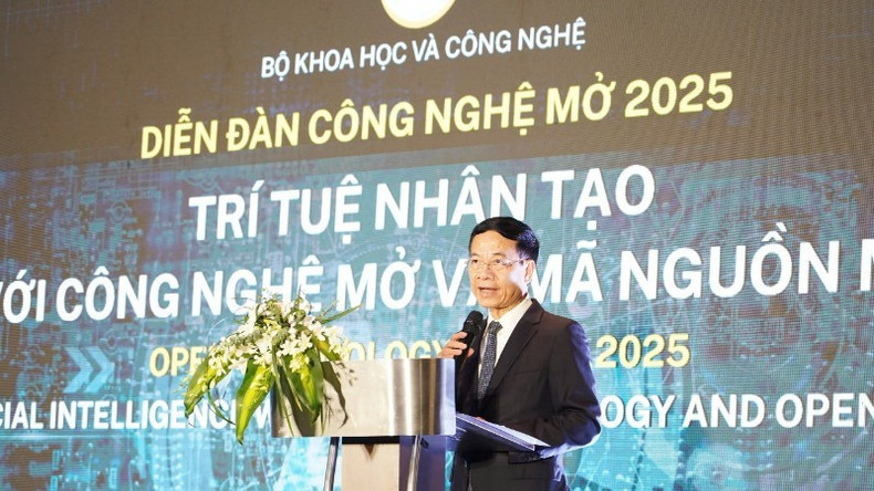 Le ministre vietnamien des Sciences et des Technologies, Nguyen Manh Hung, prend la parole lors du forum. Photo : NDEL