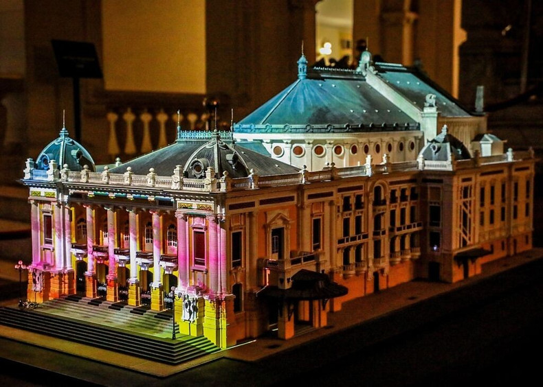 L’Opéra sublimé par une création lumineuse signée Hexogon Vietnam. Photo : VNA