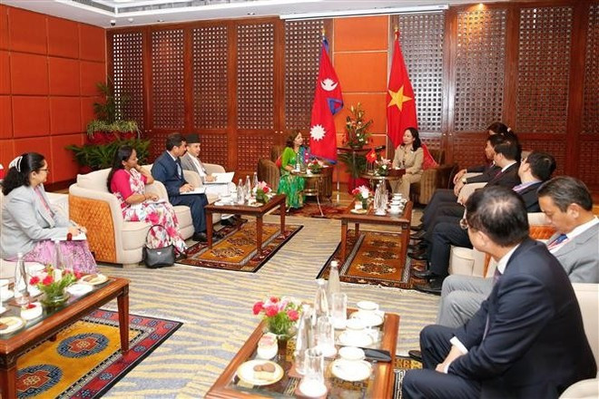 La vice-présidente du Vietnam, Vo Thi Anh Xuan, rencontre la ministre des Affaires étrangères du Népal, Arzu Rana Deuba. Photo : VNA. La vice-présidente du Vietnam, Vo Thi Anh Xuan, rencontre la ministre des Affaires étrangères du Népal, Arzu Rana Deuba. Photo : VNA.